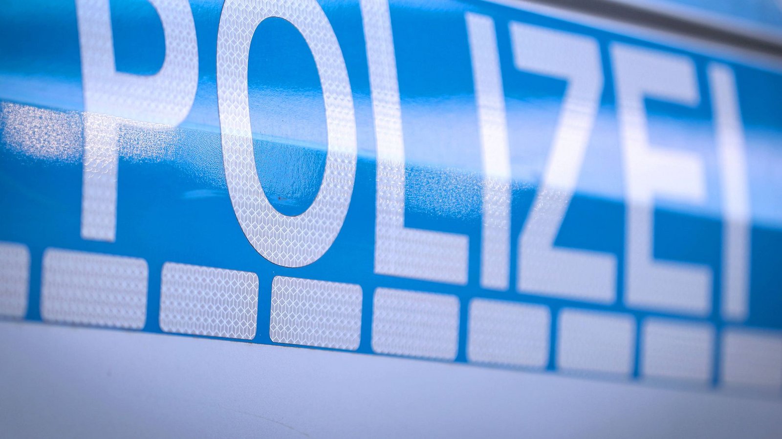 Die Polizei ermittelt wegen Sachbeschädigung.Foto: IMAGO/Maximilian Koch/IMAGO/Maximilian Koch Die Polizei ermittelt wegen Sachbeschädigung.Foto: IMAGO/Maximilian Koch/IMAGO/Maximilian Koch