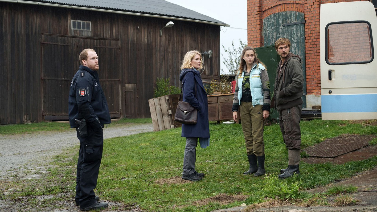 Charlotte (Maria Furtwängler, 2. v. l.) macht sich ein Bild von Familie Feldhusen, Bio-Apfelhofbetreiber: Frauke (Ronja Herberich, 2. v. r.) und Sven (Henning Flüsloh, r.), mit Ole Fischer (l.).Foto: NDR/Christine Schroeder Charlotte (Maria Furtwängler, 2. v. l.) macht sich ein Bild von Familie Feldhusen, Bio-Apfelhofbetreiber: Frauke (Ronja Herberich, 2. v. r.) und Sven (Henning Flüsloh, r.), mit Ole Fischer (l.).Foto: NDR/Christine Schroeder
