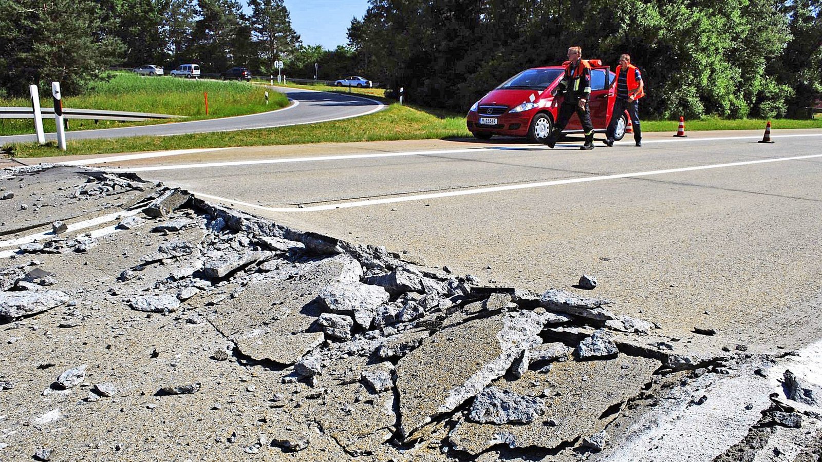 Gefährlicher Asphaltaufbruch auf der Autobahn 93 in Bayern (Archiv).Foto: dpa Gefährlicher Asphaltaufbruch auf der Autobahn 93 in Bayern (Archiv).Foto: dpa