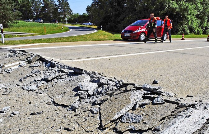 Gefährlicher Asphaltaufbruch auf der Autobahn 93 in Bayern (Archiv).<span class='image-autor'>Foto: dpa</span>