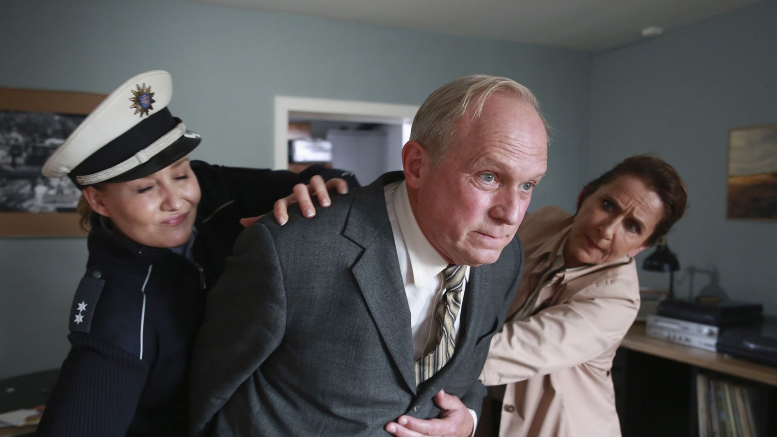 Ja, manchmal muss man den Chefermittler in „Murot und der Elefant im Raum“ auch bändigen. Von links: Polizistin Schreiner (Monika Wojtyllo), Felix Murot (Ulrich Tukur) und Magda Wächter (Barbara Phillipp).Foto: HR/Senator Film/Dietrich Brüggem