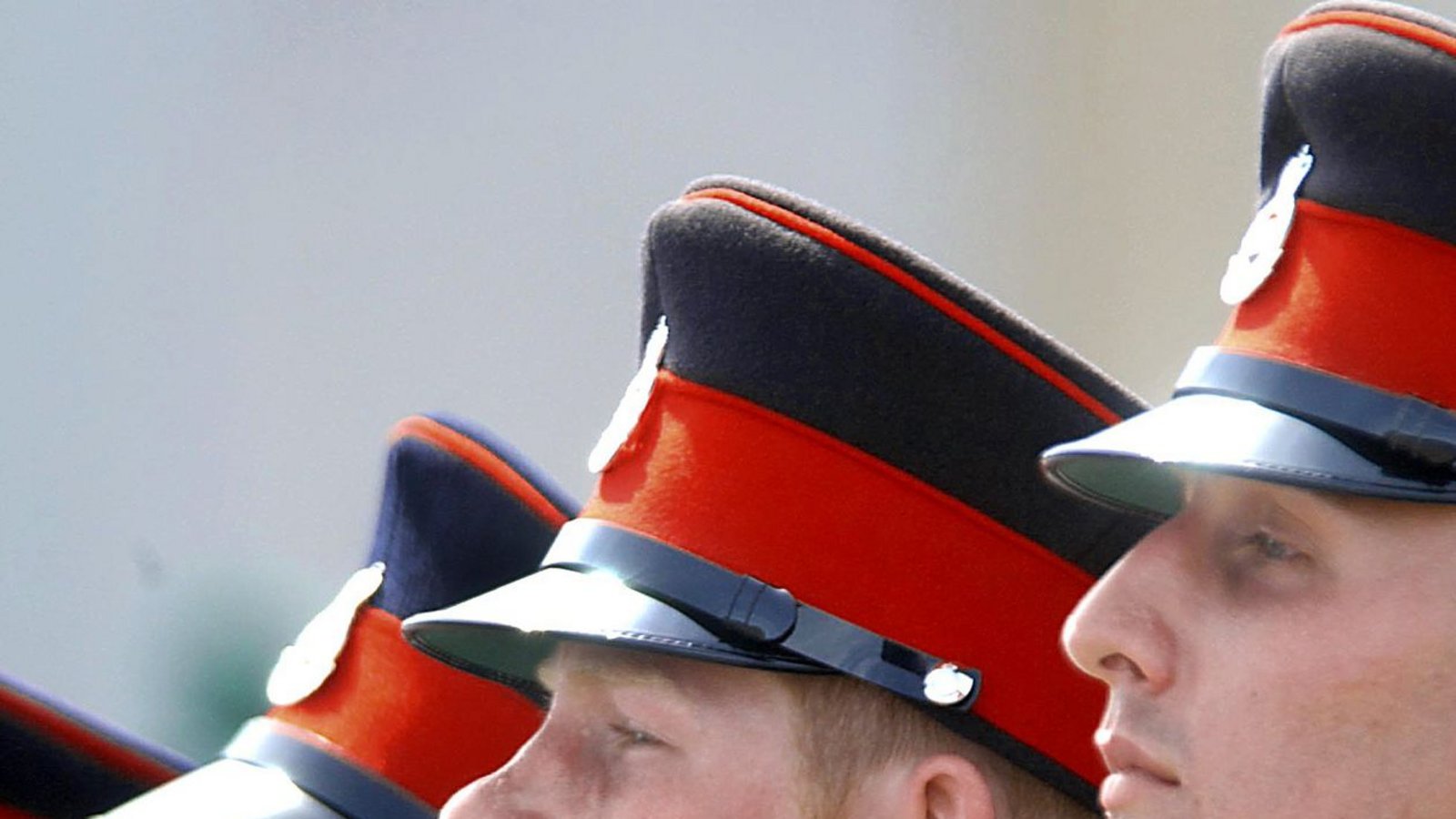 Nach diesen Eskapaden wird es dem britischen Königshaus zu bunt: Harry schreibt sich 2005 in der Militärakademie Sandhurst ein. Insider munkeln, dass dieser Schritt nicht ganz freiwillig erfolgte.Foto: dpa/David Wimsett