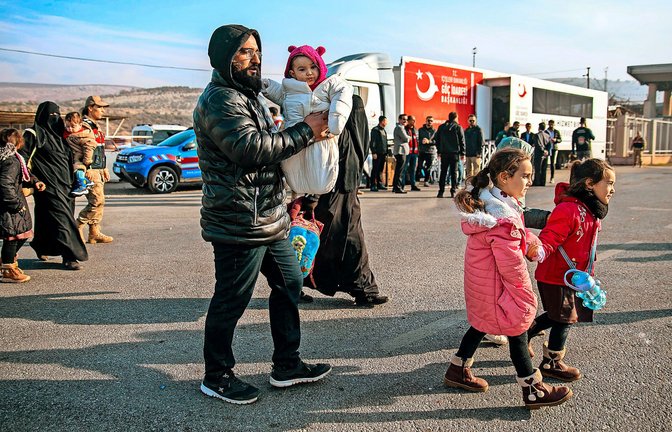 Syrische Familien kommen am Cilvegozu-Grenzübergang in der Nähe der südtürkischen Stadt Antakya an, um von der Türkei nach Syrien zu gelangen.<span class='image-autor'>Foto: dpa/Metin Yoksu</span>