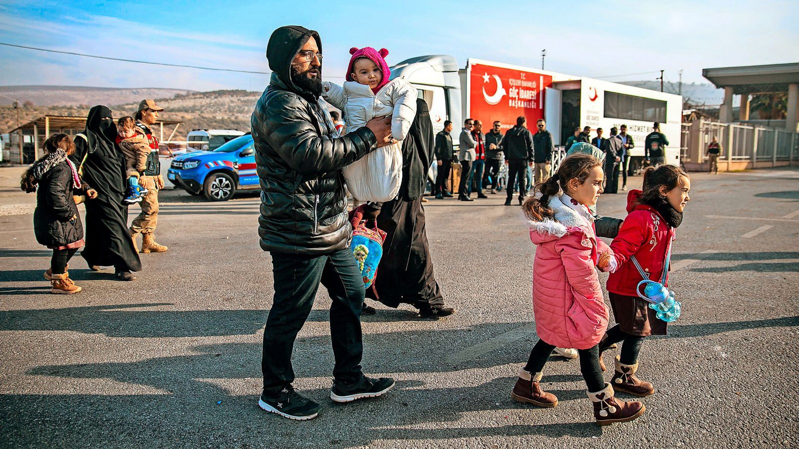 Syrische Familien kommen am Cilvegozu-Grenzübergang in der Nähe der südtürkischen Stadt Antakya an, um von der Türkei nach Syrien zu gelangen.Foto: dpa/Metin Yoksu Syrische Familien kommen am Cilvegozu-Grenzübergang in der Nähe der südtürkischen Stadt Antakya an, um von der Türkei nach Syrien zu gelangen.Foto: dpa/Metin Yoksu