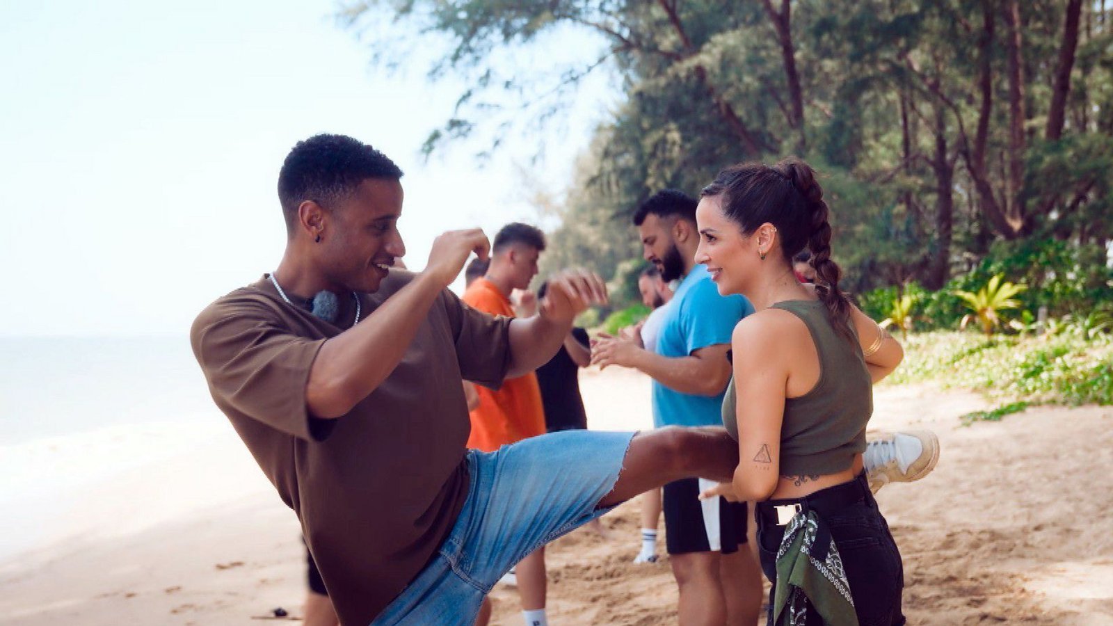 Jesaia und Jenny haben Spaß bei den Kampfübungen.Foto: RTL