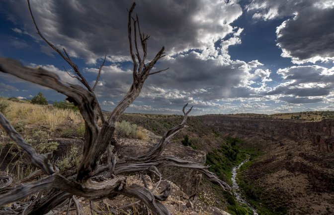 Wolken bedecken den Himmel entlang der Rio Grande Schlucht in der Nähe von Taos im nördlichen New Mexico (USA). Welche Folgen der Klimawandel hat, sehen Sie in unserer Bildergalerie.<span class='image-autor'>Foto: ZUMA Press Wire/dpa/Robin Loznak</span>