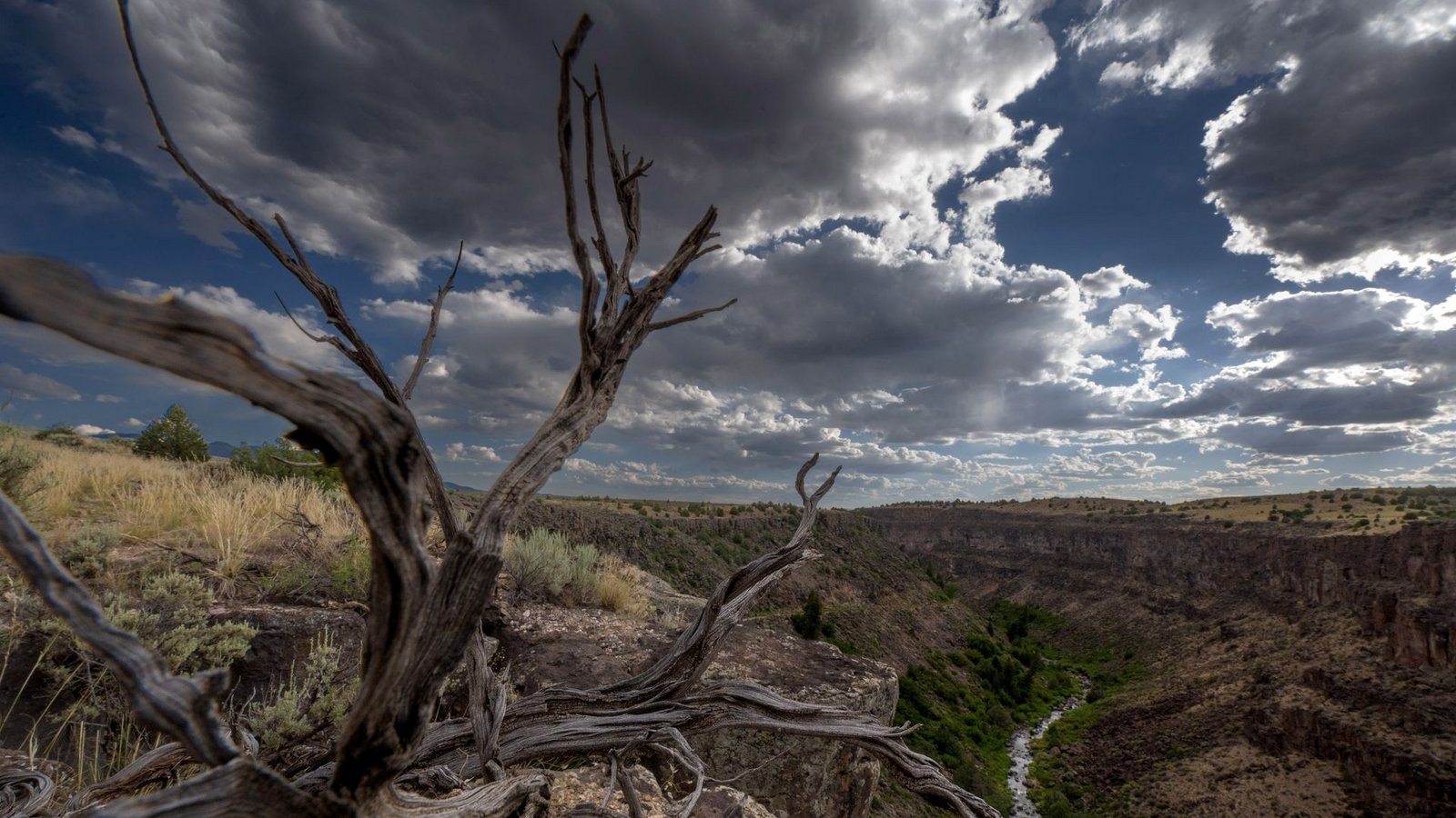 Wolken bedecken den Himmel entlang der Rio Grande Schlucht in der Nähe von Taos im nördlichen New Mexico (USA). Welche Folgen der Klimawandel hat, sehen Sie in unserer Bildergalerie.Foto: ZUMA Press Wire/dpa/Robin Loznak Wolken bedecken den Himmel entlang der Rio Grande Schlucht in der Nähe von Taos im nördlichen New Mexico (USA). Welche Folgen der Klimawandel hat, sehen Sie in unserer Bildergalerie.Foto: ZUMA Press Wire/dpa/Robin Loznak