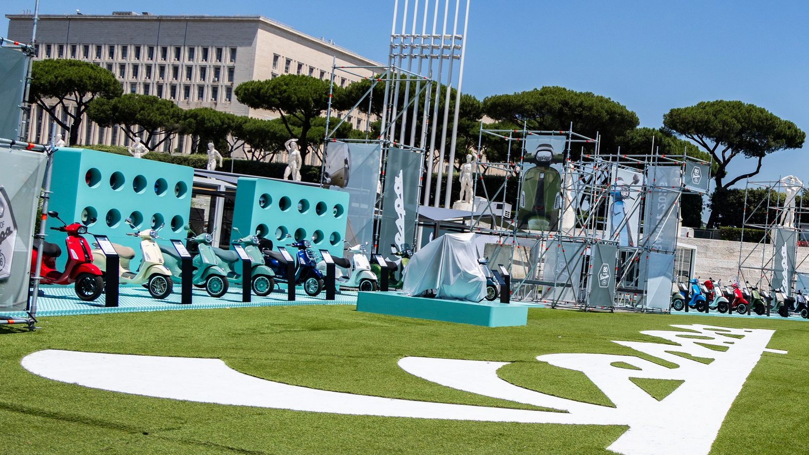 In dem Sportkomplex Foro Italico wurde ein Vespa Village eingerichtet.Foto: Francesca Bolla / Agf/AGF via ZUMA Press/dpa In dem Sportkomplex Foro Italico wurde ein Vespa Village eingerichtet.Foto: Francesca Bolla / Agf/AGF via ZUMA Press/dpa
