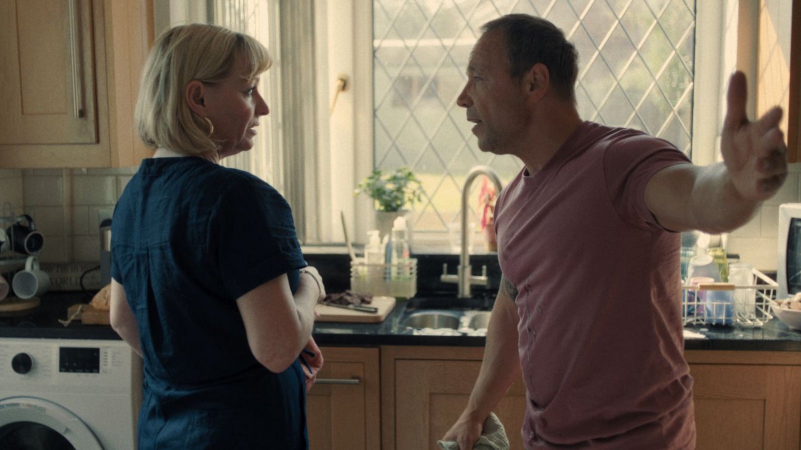 Christine Tremarco als Manda Miller (l.), Stephen Graham als Eddie Miller, in Adolescence.Foto: Netflix © 2024
