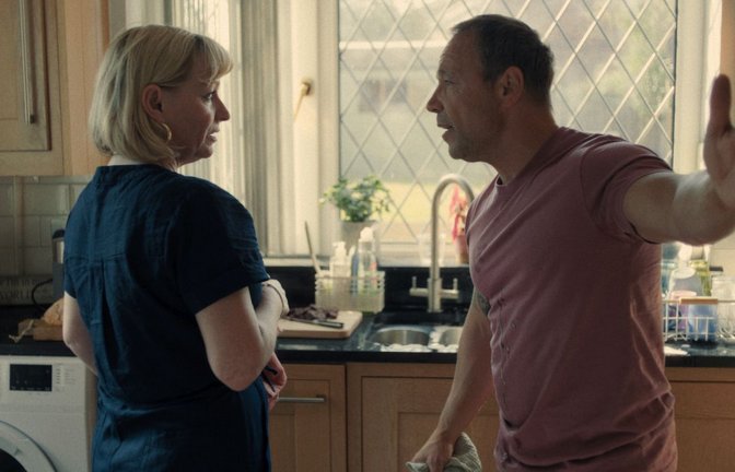 Christine Tremarco als Manda Miller (l.), Stephen Graham als Eddie Miller, in Adolescence.<span class='image-autor'>Foto: Netflix © 2024</span>