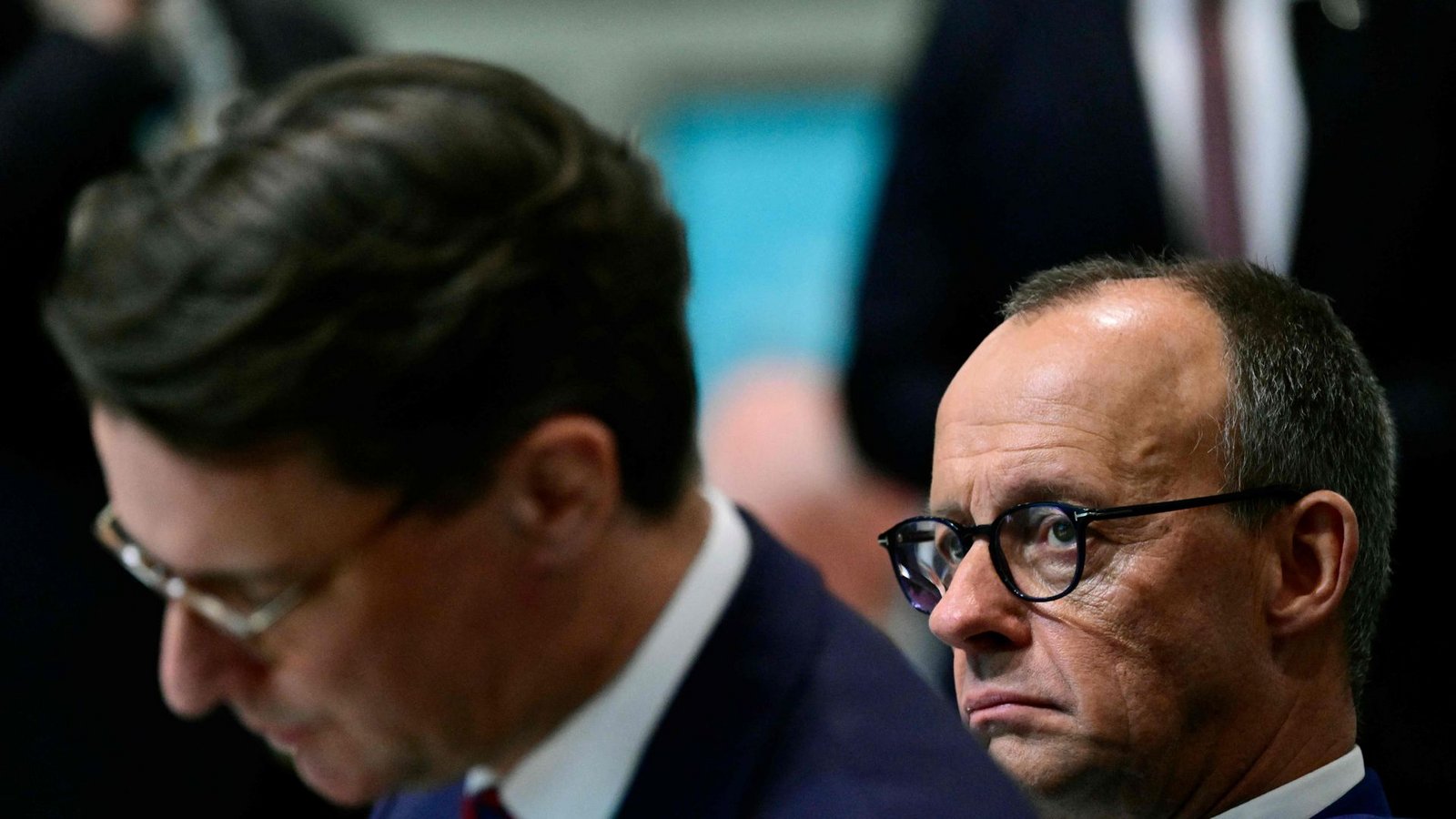 Friedrich Merz (rechts, mit NRW-Regierungschef  Hendrik Wüst) wurde auf dem CDU-Parteitag geschont: Vom Scheitern des Parteichefs im Bundestag vergangene Woche war wenig die Rede.Foto: AFP/John MacDougall