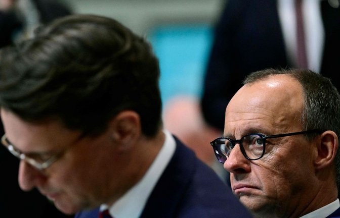 Friedrich Merz (rechts, mit NRW-Regierungschef  Hendrik Wüst) wurde auf dem CDU-Parteitag geschont: Vom Scheitern des Parteichefs im Bundestag vergangene Woche war wenig die Rede.<span class='image-autor'>Foto: AFP/John MacDougall</span>