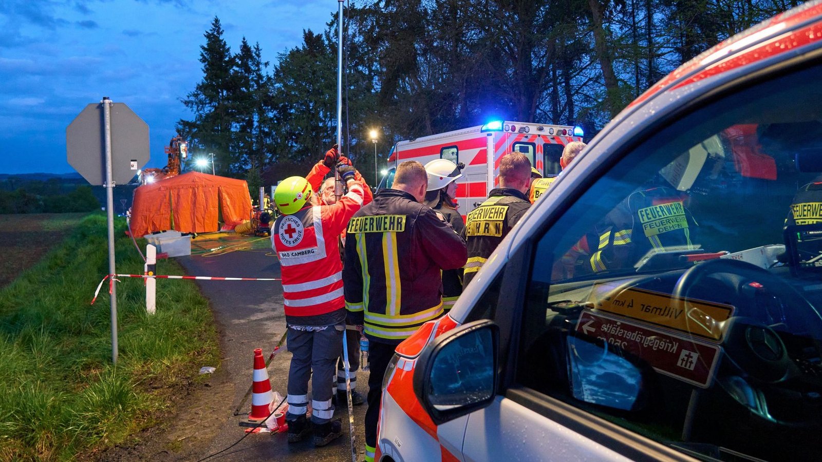 Insgesamt sind rund 150 Einsatzkräfte auf dem Gelände der Lederfabrik.Foto: Sascha Ditscher/dpa