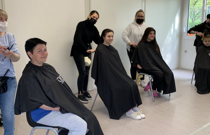 Angeleitet von Natascha Blattner (von links) gingen die Auszubildenden der Frisörabteilung, Koyuncu Almina, Dimitra Saridou und Noah Munschies, eifrig zu Werke, um den Flüchtlingen eine Freude zu bereiten.  <span class='image-autor'>Foto: LE</span>
