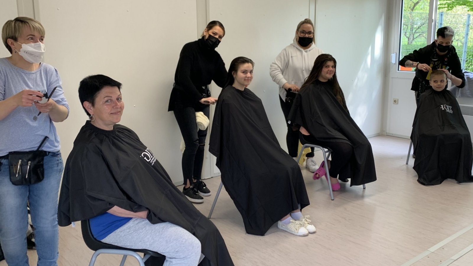 Angeleitet von Natascha Blattner (von links) gingen die Auszubildenden der Frisörabteilung, Koyuncu Almina, Dimitra Saridou und Noah Munschies, eifrig zu Werke, um den Flüchtlingen eine Freude zu bereiten. Foto: LE Angeleitet von Natascha Blattner (von links) gingen die Auszubildenden der Frisörabteilung, Koyuncu Almina, Dimitra Saridou und Noah Munschies, eifrig zu Werke, um den Flüchtlingen eine Freude zu bereiten. Foto: LE