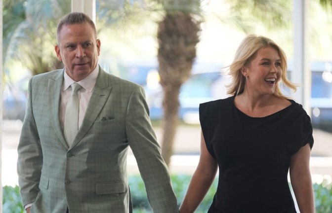 Rückzug ins Private: Mit Karoline Leavitt, hier mit ihrem Mann Nicholas Riccio, verliert US-Präsident Donald Trump ein verlässliches Sprachrohr.<span class='image-autor'>Mark Schiefelbein/AP/dpa</span>