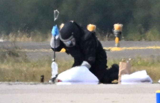 Gefahr am Flughafen Leipzig/Halle. Spezialisten der Bundespolizei entschärfen eine Drohne mit einer Sprengvorrichtung.<span class='image-autor'>Hendrik Schmidt/dpa</span>