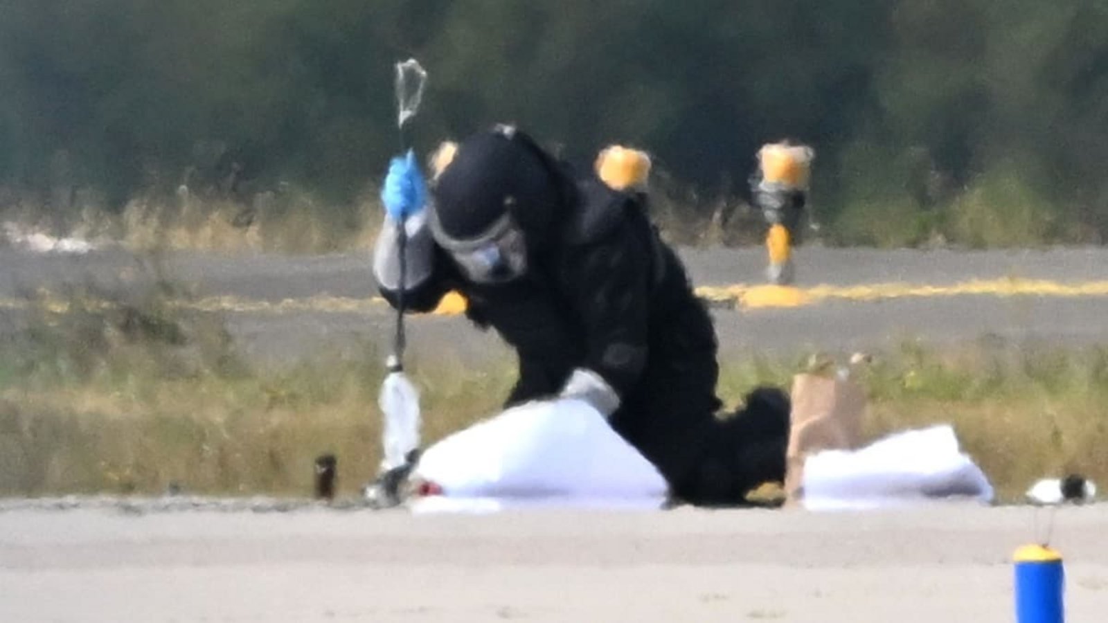 Gefahr am Flughafen Leipzig/Halle. Spezialisten der Bundespolizei entschärfen eine Drohne mit einer Sprengvorrichtung.Hendrik Schmidt/dpa