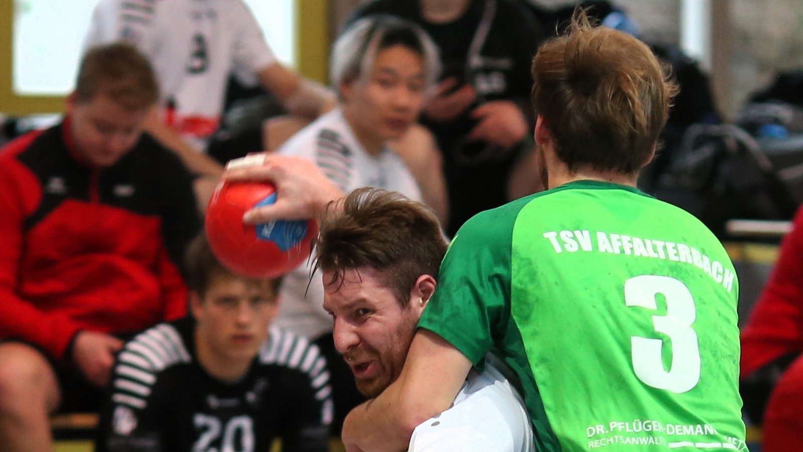 Für den CVJM Enzweihingen versucht Stefan Blessing, sich aus der Affalterbacher Umklammerung zu lösen. Am Ende bringt der CVJM aber seine Führung nicht ins Ziel und verliert um ein Tor. Für den CVJM Enzweihingen versucht Stefan Blessing, sich aus der Affalterbacher Umklammerung zu lösen. Am Ende bringt der CVJM aber seine Führung nicht ins Ziel und verliert um ein Tor.