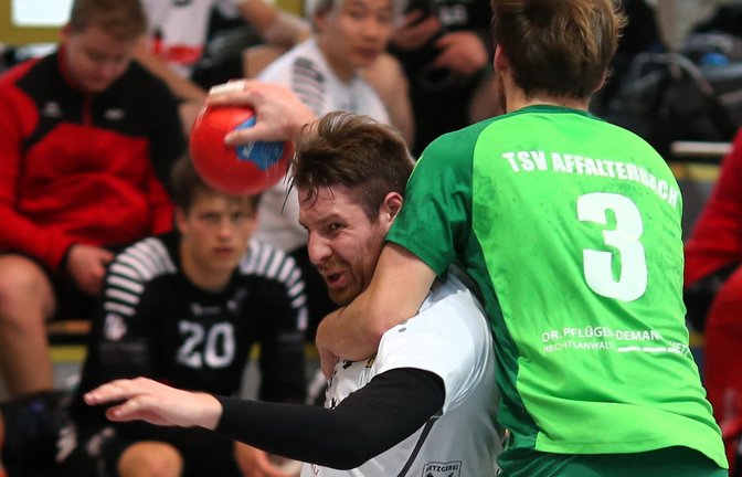 Für den CVJM Enzweihingen versucht Stefan Blessing, sich aus der Affalterbacher Umklammerung zu lösen. Am Ende bringt der CVJM aber seine Führung nicht ins Ziel und verliert um ein Tor.