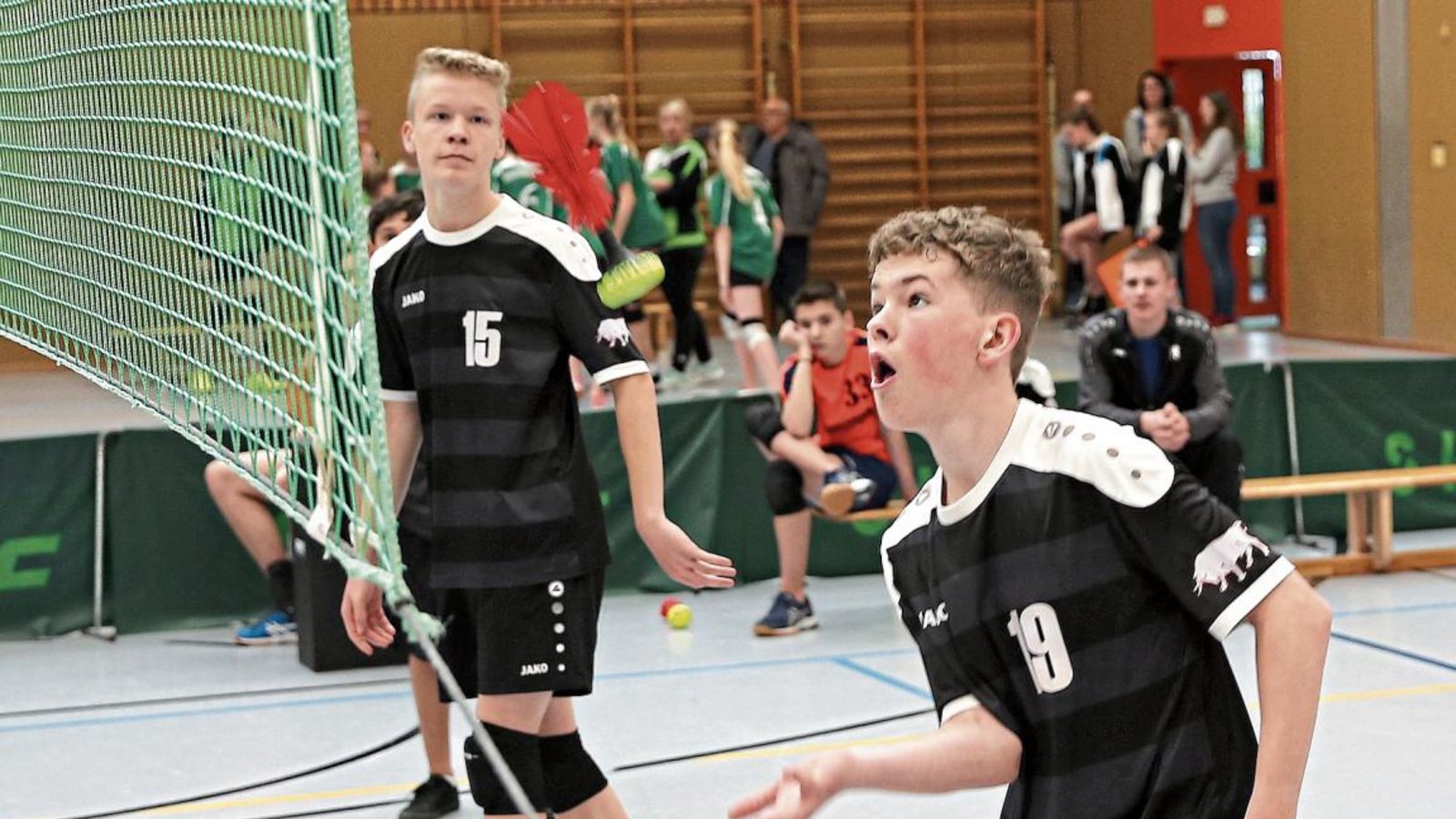 Die Enzweihinger Levi Sonnberger (rechts) und Tim Voit mussten bei den Jungs Lehrgeld zahlen und wurden im Mixed Deutscher Meister. Foto: Küppers