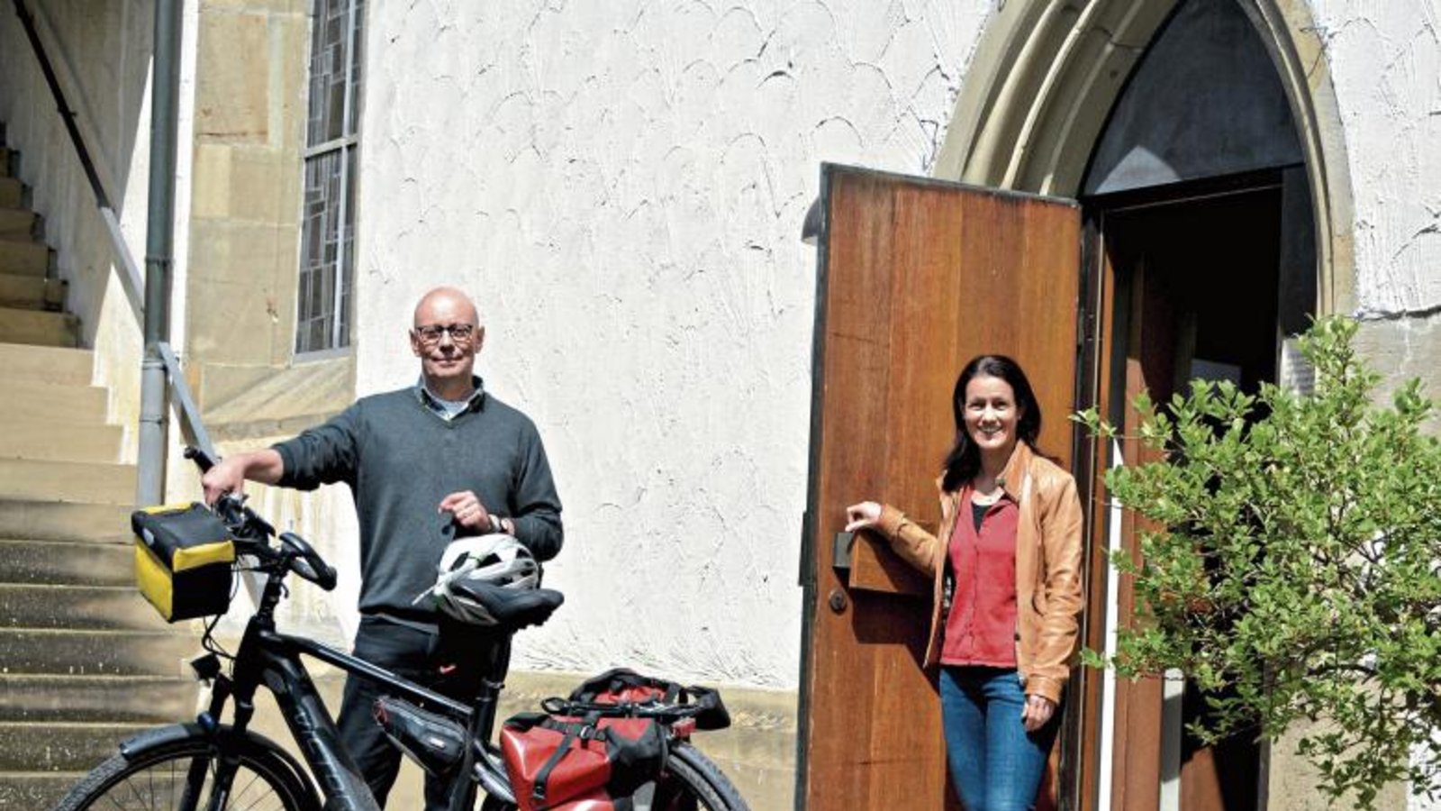 Thomas Knodel und Gabi Frick laden Radfahrer zum Kirchen- und Ausstellungsbesuch in Illingen ein.  Foto: Stahlfeld