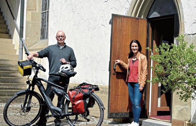Thomas Knodel und Gabi Frick laden Radfahrer zum Kirchen- und Ausstellungsbesuch in Illingen ein.  Foto: Stahlfeld
