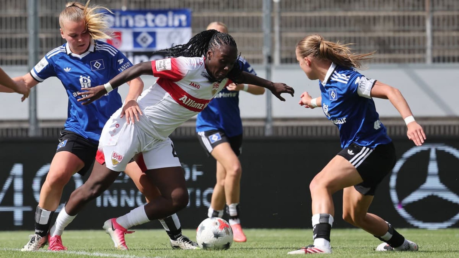 Schwer vom Ball zu trennen: VfB-Stürmerin Mira Arouna im Spiel gegen den Hamburger SV.Baumann Schwer vom Ball zu trennen: VfB-Stürmerin Mira Arouna im Spiel gegen den Hamburger SV.Baumann