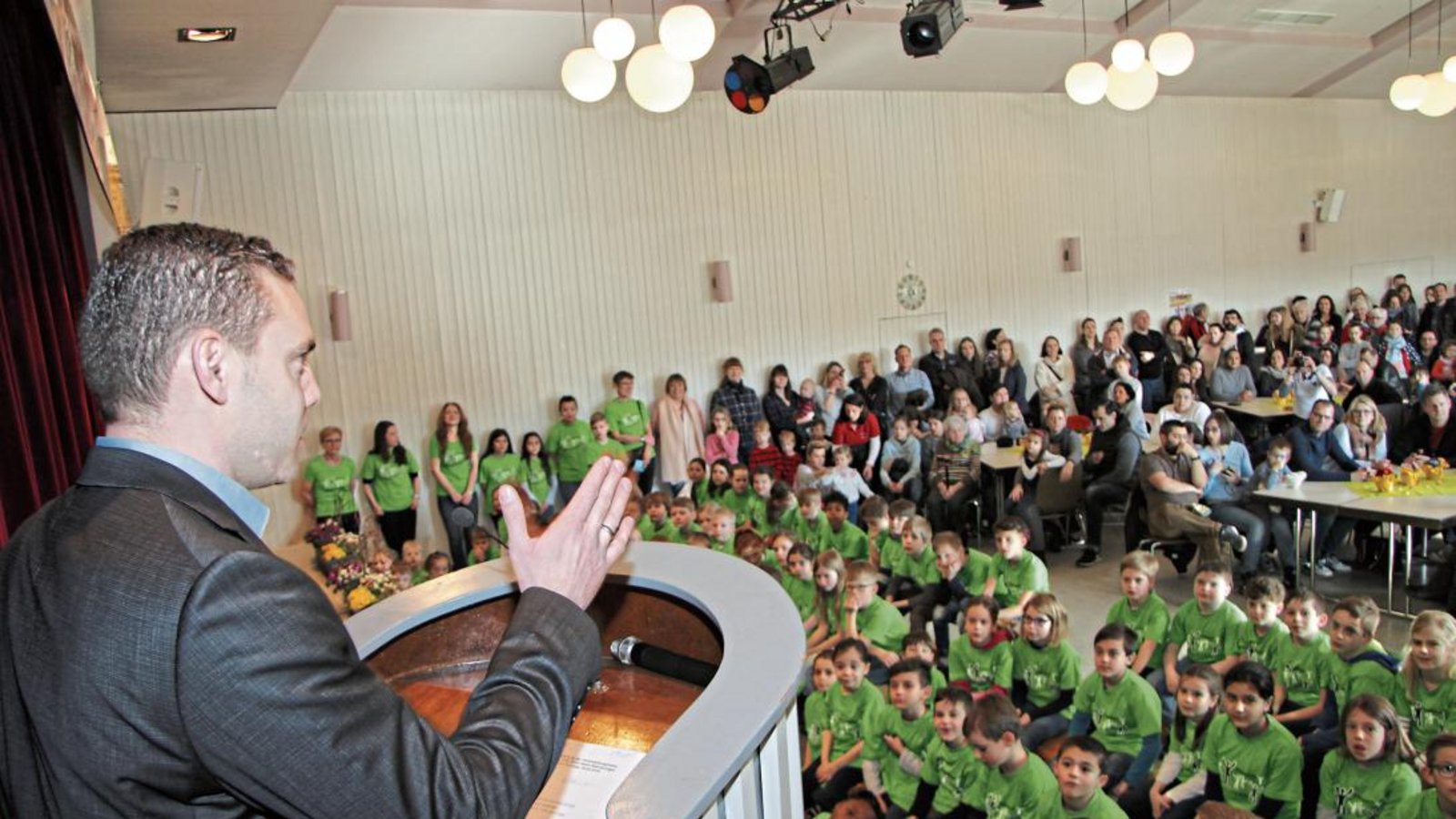 „Sensationell“: Bürgermeister Frank Wittendorfer war beeindruckt von der großen Zahl der Besucher in der Festhalle. Fotos: Banholzer „Sensationell“: Bürgermeister Frank Wittendorfer war beeindruckt von der großen Zahl der Besucher in der Festhalle. Fotos: Banholzer