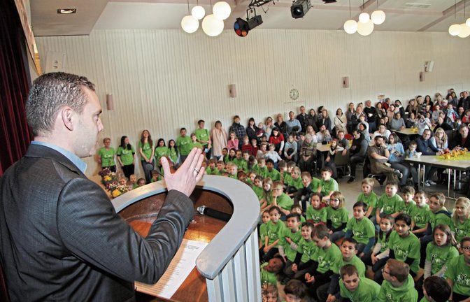 „Sensationell“: Bürgermeister Frank Wittendorfer war beeindruckt von der großen Zahl der Besucher in der Festhalle.  Fotos: Banholzer
