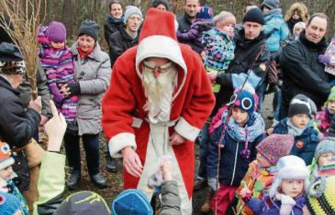 Für die Kinder gibt es kleine Geschenke. Foto: vg