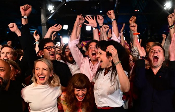 Ganz große Freude bei den Linken: Sie sind die Wahlsieger bei der Berliner Abgeordnetenhaus-Wahl. In Mecklenburg-Vorpommern ließen sie Federn, können aber vielleicht wieder mitregieren.<span class='image-autor'>Sebastian Gollnow/dpa</span>