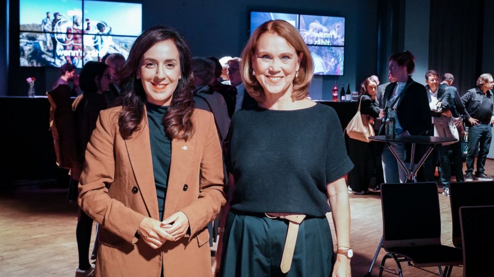 Waren am 6. Oktober im SpardaWelt Eventcenter in Stuttgart Gäste in der Reihe „Kulturgespräch“ unserer Zeitung: Petra Olschowski (rechts), Ministerin für Wissenschaft, Forschung und Kunst Baden-Württemberg, und Nese Erikli, Staatssekretärin im Ministerium für Wissenschaft, Forschung und Kunst.Lichtgut/Ferdinando Iannone Waren am 6. Oktober im SpardaWelt Eventcenter in Stuttgart Gäste in der Reihe „Kulturgespräch“ unserer Zeitung: Petra Olschowski (rechts), Ministerin für Wissenschaft, Forschung und Kunst Baden-Württemberg, und Nese Erikli, Staatssekretärin im Ministerium für Wissenschaft, Forschung und Kunst.Lichtgut/Ferdinando Iannone