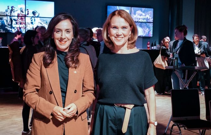Waren am 6. Oktober im SpardaWelt Eventcenter in Stuttgart Gäste in der Reihe „Kulturgespräch“ unserer Zeitung: Petra Olschowski (rechts), Ministerin für Wissenschaft, Forschung und Kunst Baden-Württemberg, und Nese Erikli, Staatssekretärin im Ministerium für Wissenschaft, Forschung und Kunst.<span class='image-autor'>Lichtgut/Ferdinando Iannone</span>