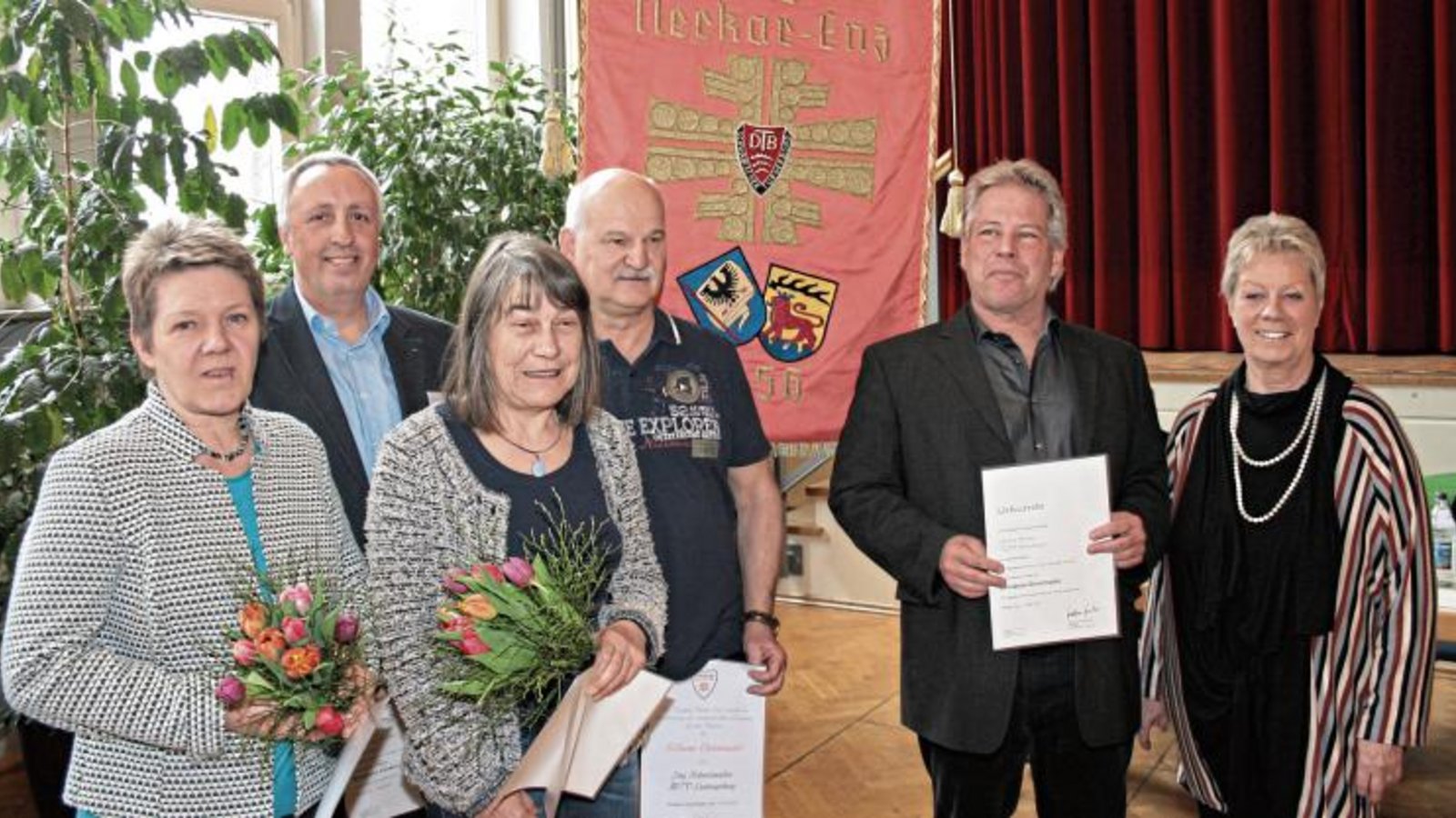 Ehrungen beim letzten Gauturntag: (von links) Elli Binkele, Frank Last, Susanne Hartmann, Jörg Schreitmüller, Jochen Wörner und Turngaupräsidentin Bärbel Vorrink. Foto: Arning