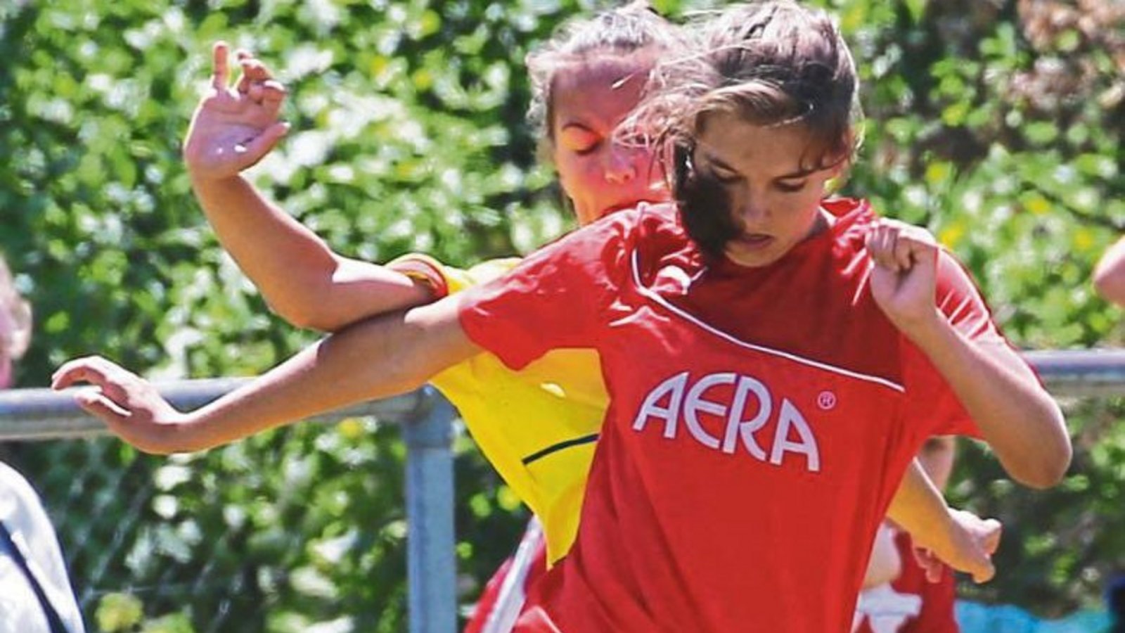 Romy Bahmer (vorne) setzt sich im Horrheimer Dress gegen ihre ehemaligen Mitspielerinnen von der TSG Hoffenheim durch. Am Ende hat 1899 aber die Nase weit vorne. Fotos: Küppers Romy Bahmer (vorne) setzt sich im Horrheimer Dress gegen ihre ehemaligen Mitspielerinnen von der TSG Hoffenheim durch. Am Ende hat 1899 aber die Nase weit vorne. Fotos: Küppers