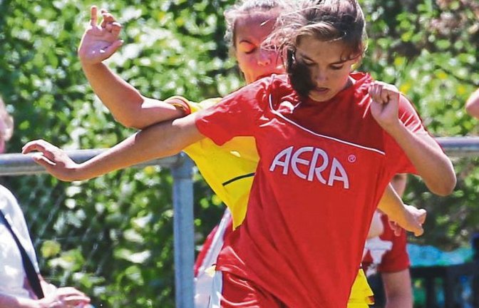 Romy Bahmer (vorne) setzt sich im Horrheimer Dress gegen ihre ehemaligen Mitspielerinnen von der TSG Hoffenheim durch. Am Ende hat 1899 aber die Nase weit vorne. Fotos: Küppers