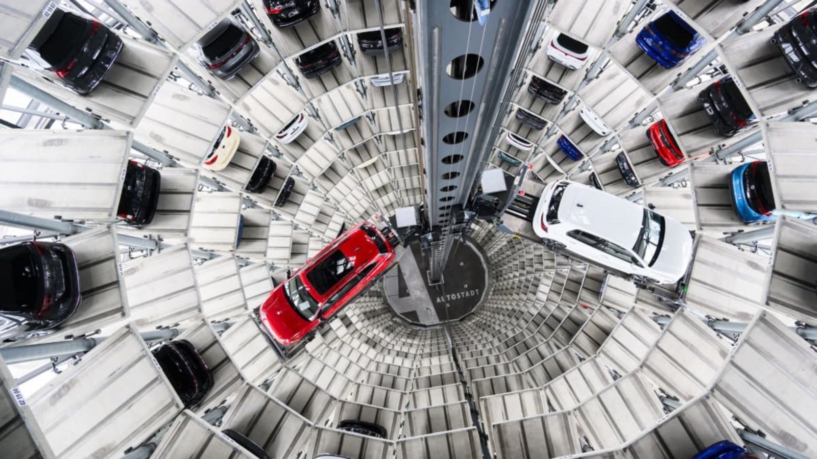 Autos von Volkswagen stehen zur Auslieferung in einem Turm der Autostadt am VW-Stammwerk.Julian Stratenschulte/dpa Autos von Volkswagen stehen zur Auslieferung in einem Turm der Autostadt am VW-Stammwerk.Julian Stratenschulte/dpa