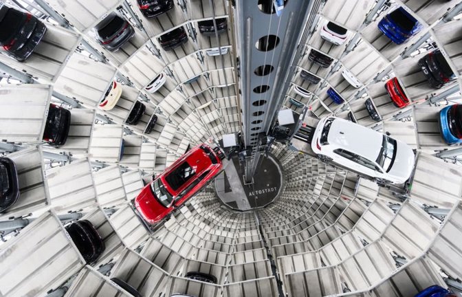 Autos von Volkswagen stehen zur Auslieferung in einem Turm der Autostadt am VW-Stammwerk.<span class='image-autor'>Julian Stratenschulte/dpa</span>