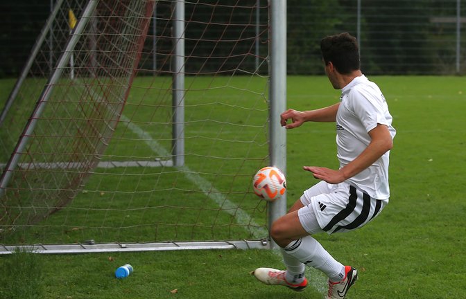 Typisch für das Abschiedsspiel aus der Bezirksliga: Die Nussdorfer wie hier Samuel Grözinger nehmen das Gästetor unter Beschuss, treffen aber ein ums andere Mal nur Aluminium. <span class='image-autor'>Foto: Küppers</span>