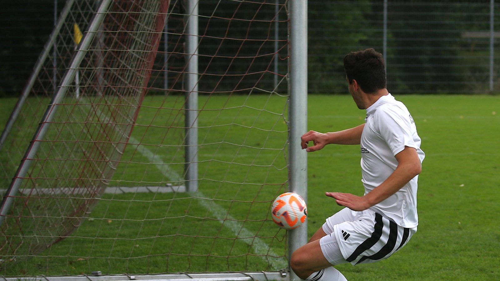 Typisch für das Abschiedsspiel aus der Bezirksliga: Die Nussdorfer wie hier Samuel Grözinger nehmen das Gästetor unter Beschuss, treffen aber ein ums andere Mal nur Aluminium. Foto: Küppers Typisch für das Abschiedsspiel aus der Bezirksliga: Die Nussdorfer wie hier Samuel Grözinger nehmen das Gästetor unter Beschuss, treffen aber ein ums andere Mal nur Aluminium. Foto: Küppers