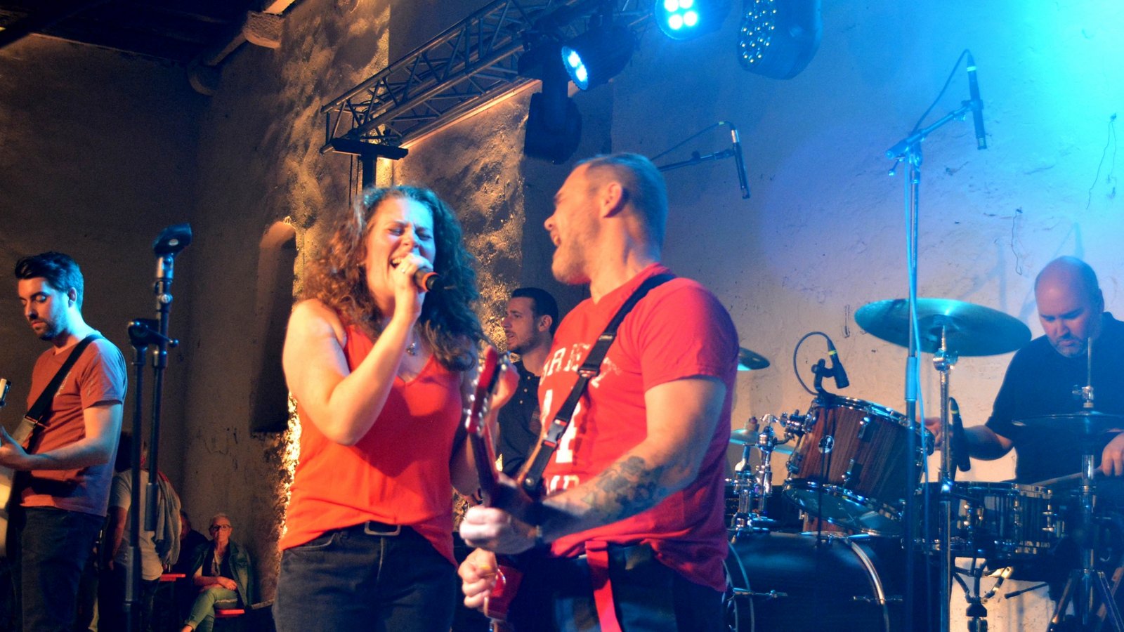 Die Band Elfriede’s Journey heizte in der Illinger Kelter ein. Fotos: Stahlfeld Die Band Elfriede’s Journey heizte in der Illinger Kelter ein. Fotos: Stahlfeld