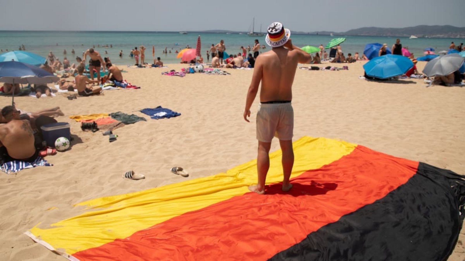 Deutschland, ein Sommer-Alptraum: Wenn die Realität trostlos ist, hilft nur noch die Flucht in den Selbstbetrug.Clara Margais/dpa Deutschland, ein Sommer-Alptraum: Wenn die Realität trostlos ist, hilft nur noch die Flucht in den Selbstbetrug.Clara Margais/dpa