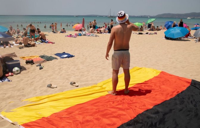 Deutschland, ein Sommer-Alptraum: Wenn die Realität trostlos ist, hilft nur noch die Flucht in den Selbstbetrug.<span class='image-autor'>Clara Margais/dpa</span>