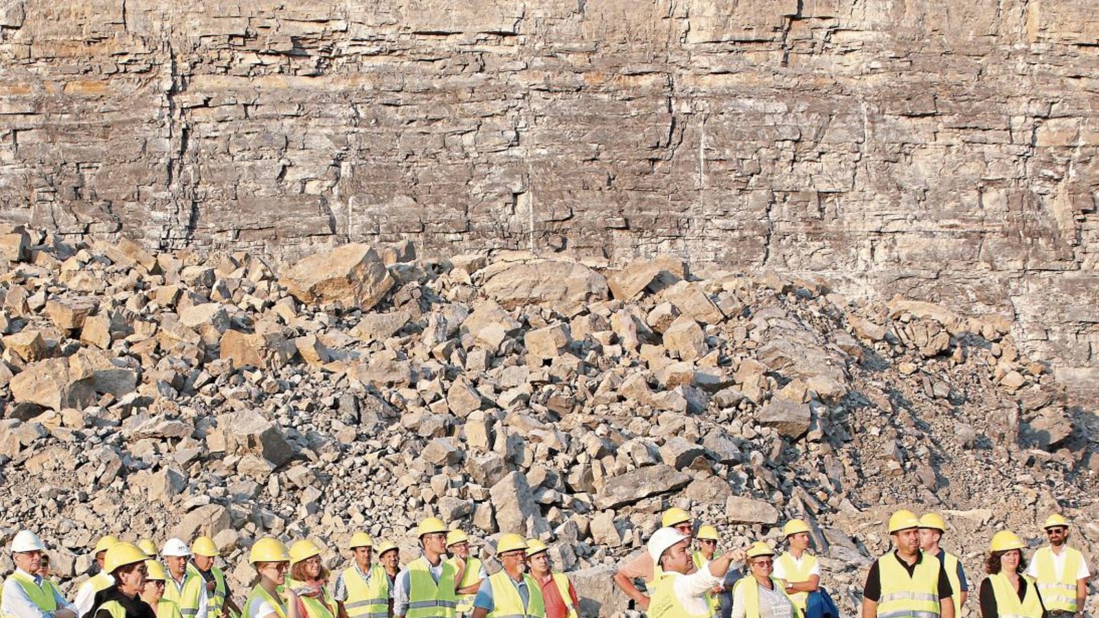 Interessierte Besuchergruppe des GHV Mühlacker zwischen Muschelkalk-Wänden im Steinbruch Sämann in Illingen mit Geschäftsführer Jochen Sämann (weißer Helm, Siebter von rechts).  Foto: Kollros