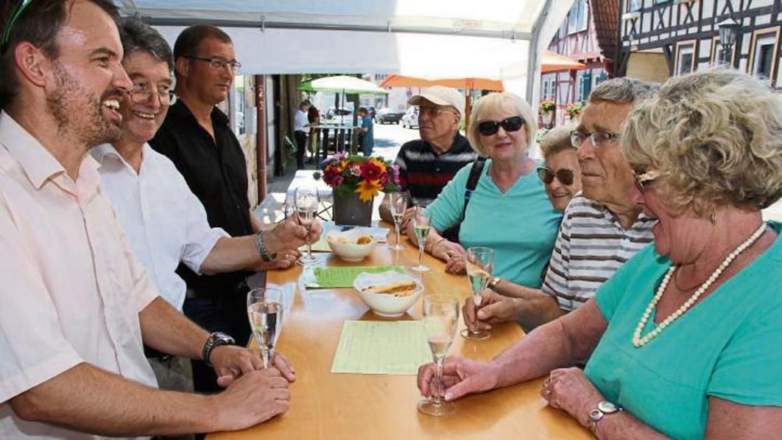 Holger Springer, Reiner Weiß und Volker Pertler (von links) im Gespräch mit Bürgern. Foto: Elsässer Holger Springer, Reiner Weiß und Volker Pertler (von links) im Gespräch mit Bürgern. Foto: Elsässer