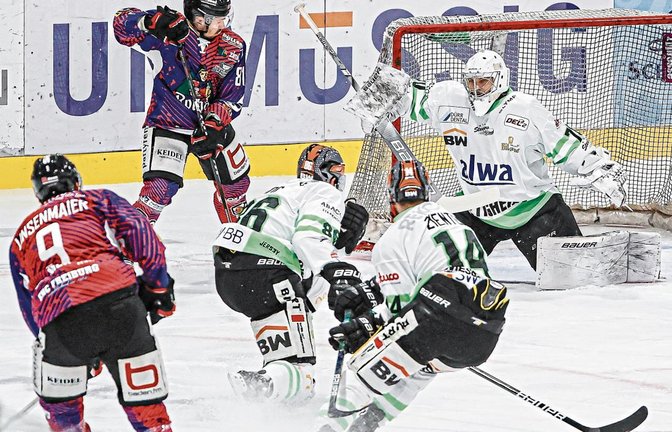 Steelers-Goalie Leon Doubrawa (rechts) präsentierte sich wieder als starker Rückhalt, die Niederlage konnte aber auch er nicht verhindern. Foto: Eibner
