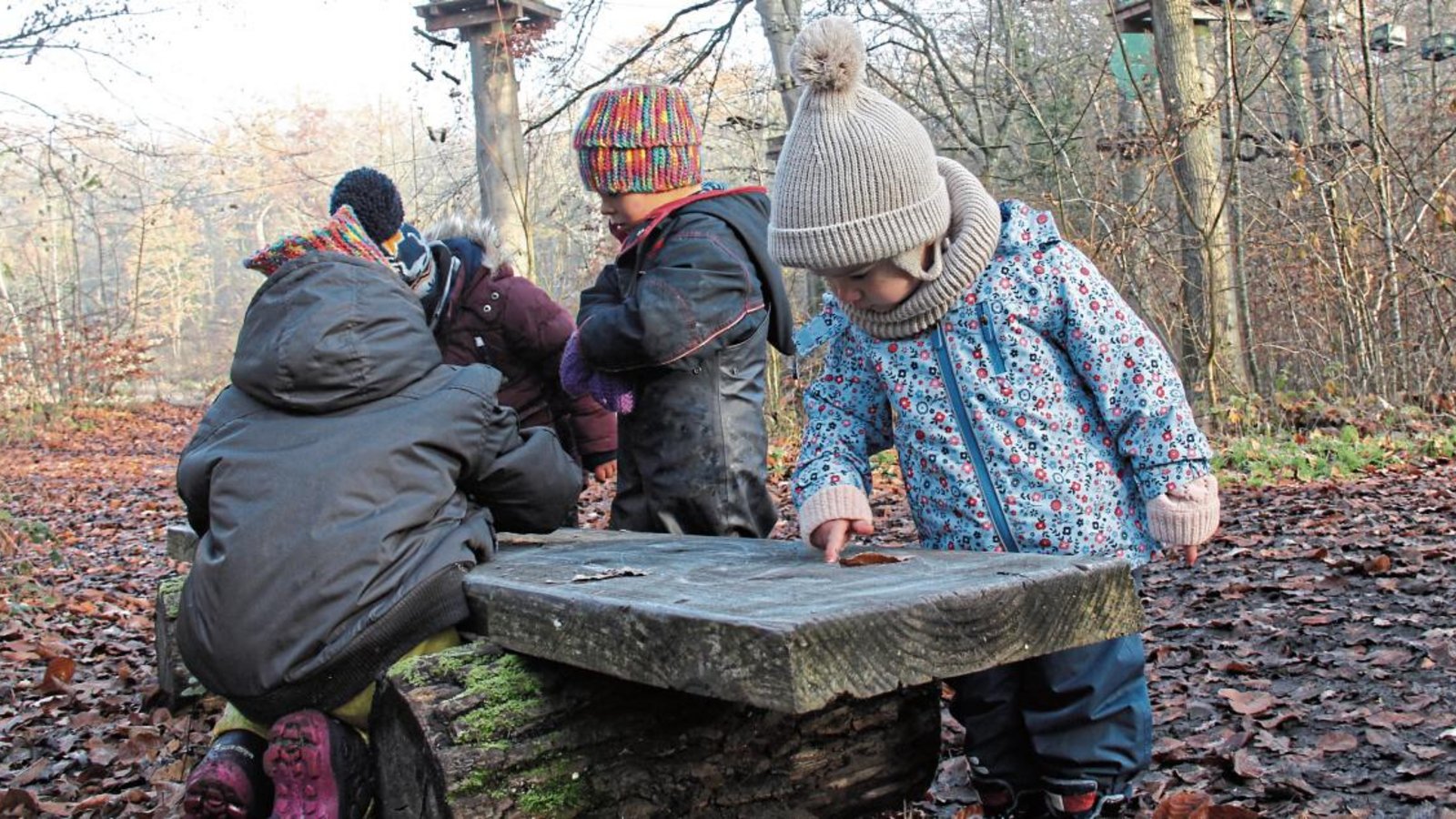 Auf dieser Bank lässt sich am vergangenen Mittwoch malen oder der Handabdruck hinterlassen. „Wir schätzen die Natur als Impulsgeber sehr“, heißt es passend dazu in der „Konzeption Waldkindergarten Illingen“, die auf der Homepage www.araneus-ev.de aufrufbar ist. Foto: Rostek Auf dieser Bank lässt sich am vergangenen Mittwoch malen oder der Handabdruck hinterlassen. „Wir schätzen die Natur als Impulsgeber sehr“, heißt es passend dazu in der „Konzeption Waldkindergarten Illingen“, die auf der Homepage www.araneus-ev.de aufrufbar ist. Foto: Rostek