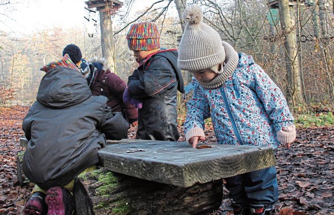 Auf dieser Bank lässt sich am vergangenen Mittwoch malen oder der Handabdruck hinterlassen. „Wir schätzen die Natur als Impulsgeber sehr“, heißt es passend dazu in der „Konzeption Waldkindergarten Illingen“, die auf der Homepage www.araneus-ev.de aufrufbar ist. Foto: Rostek