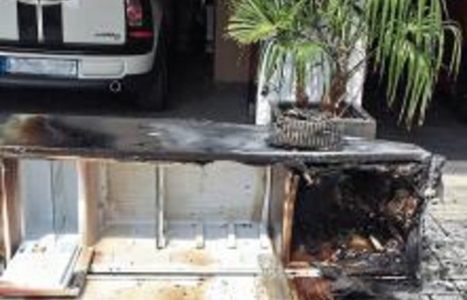 Der von der Feuerwehr ausgebaute Kühlschrank.  ffw